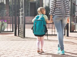 Eine Frau bringt ihr Kind zur Schule, dies ist möglich dank Teilzeit