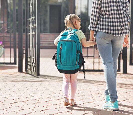 Eine Frau bringt ihr Kind zur Schule, dies ist möglich dank Teilzeit
