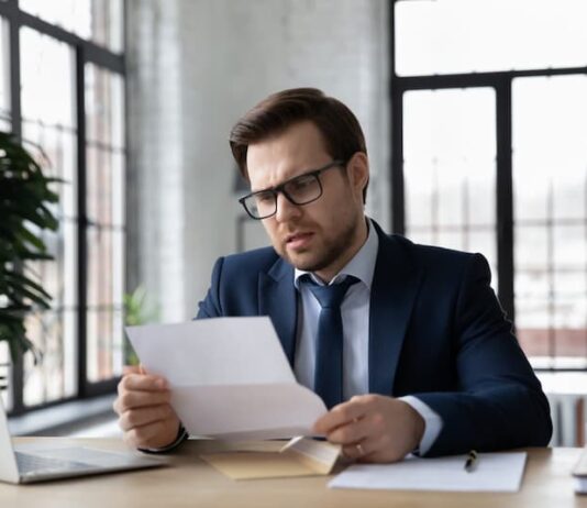 Ein Chef liest einen Brief, wann lässt sich der Arbeitgeber abmahnen?