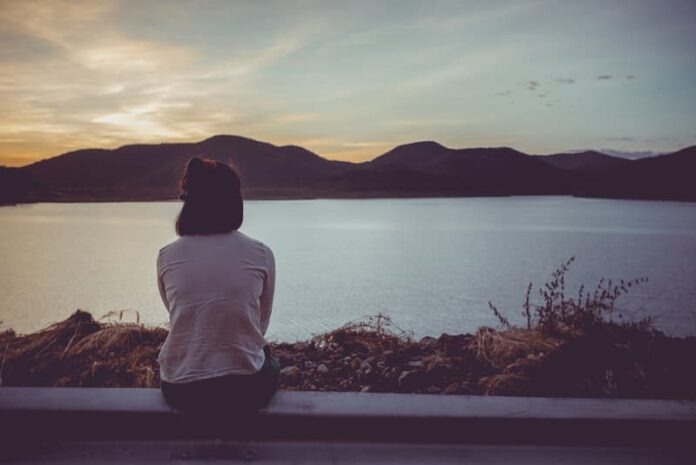 Eine Frau sitzt am See, was sind geeignete Jobs für Depressive?