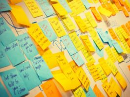 Mehrere Notizen an der Wand, wie funktioniert Brainstorming?