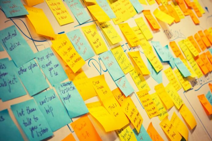 Mehrere Notizen an der Wand, wie funktioniert Brainstorming?