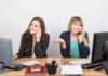 Zwei Frauen telefonieren während der Arbeitszeit, was ist unkollegiales Verhalten?
