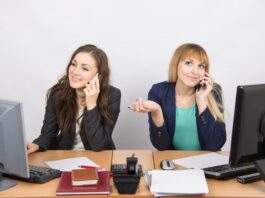 Zwei Frauen telefonieren während der Arbeitszeit, was ist unkollegiales Verhalten?