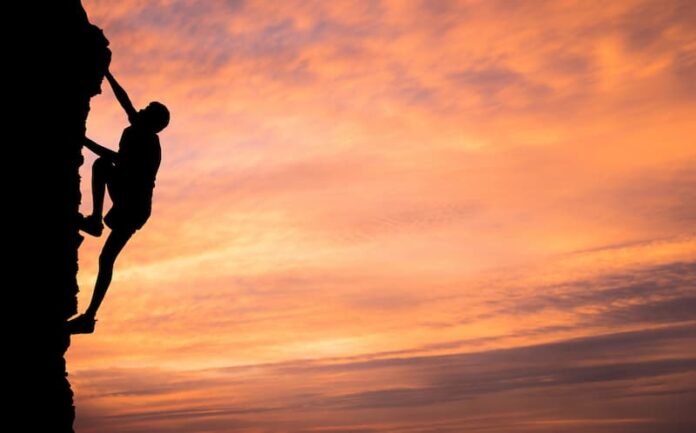 Ein Mann klettert an einer Klippe, wieviel Ehrgeiz ist gut?