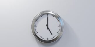 Eine Uhr an der Wand, was ist die Kernarbeitszeit?