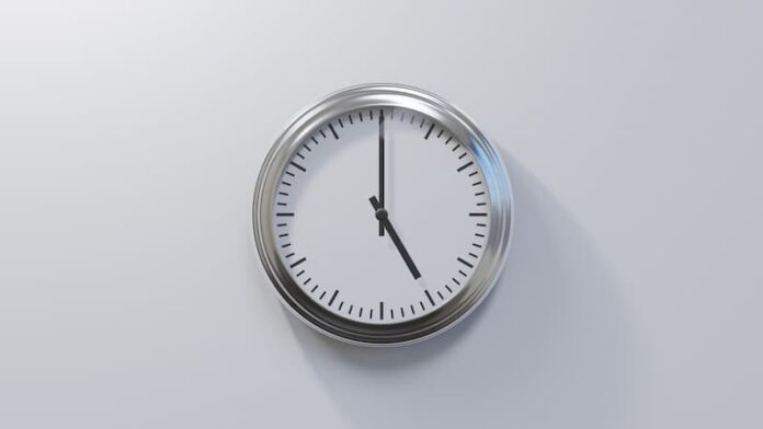 Eine Uhr an der Wand, was ist die Kernarbeitszeit?