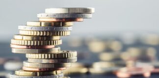 Gestapelte Münzen, wann gibt es Lohnersatzleistungen?