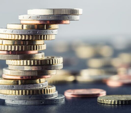 Gestapelte Münzen, wann gibt es Lohnersatzleistungen?