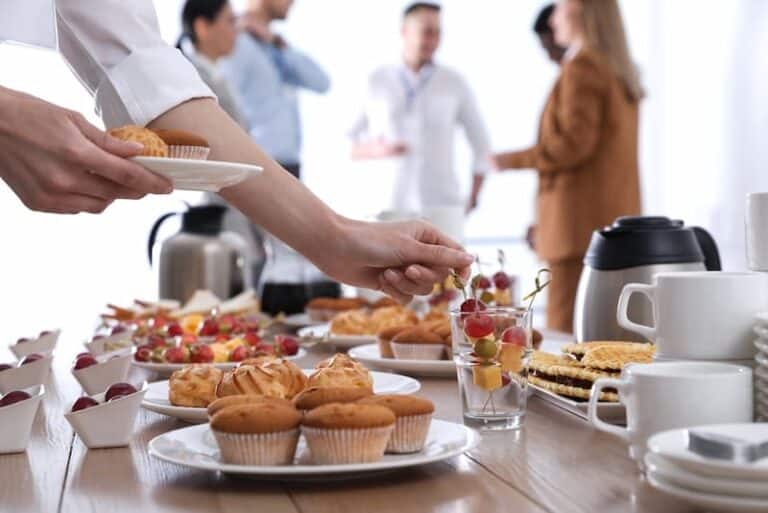 Mehrere Snack auf einem Tisch, wie feiert man den Geburtstag im Büro?