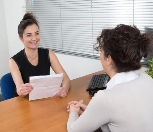 Eine Frau im Gespräch, was macht eine Gleichstellungsbeauftragte?
