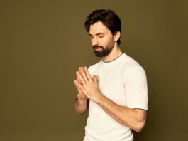 Ein Mann bei der Meditation, wie gelingt die Impulskontrolle?