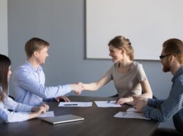 Menschen führen eine Verhandlung, welchen Zweck haben Gewerkschaften?