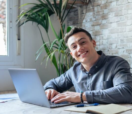 Ein junger Mann sitzt am PC, er möchte die passende Lehrstelle finden