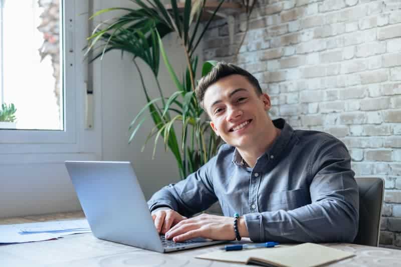 Ein junger Mann sitzt am PC, er möchte die passende Lehrstelle finden