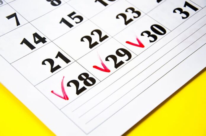 Ein Kalender mit markierten Tagen, welche Regelungen gibt es beim Resturlaub?