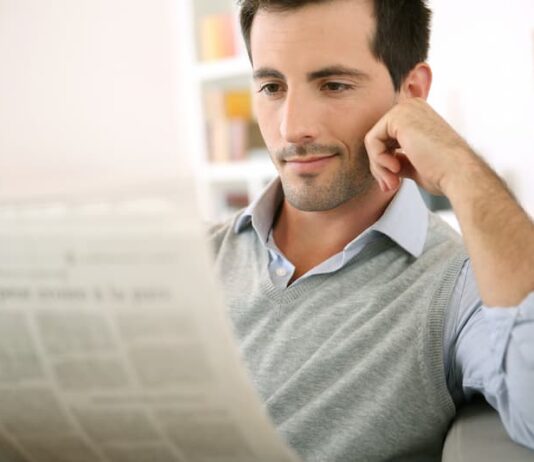 Ein Mann sucht nach Jobs in einer Zeitung, wie viele Minijobs darf man haben?