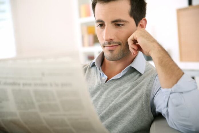 Ein Mann sucht nach Jobs in einer Zeitung, wie viele Minijobs darf man haben?