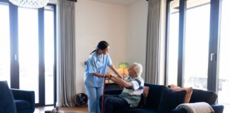 Eine Frau hilft einer Rentnerin, was ist ein Freiwilliges Soziales Jahr?