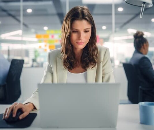 Eine Frau sitzt an einem Modern Workplace