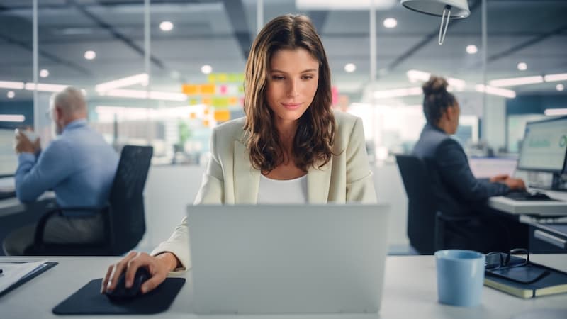 Eine Frau sitzt an einem Modern Workplace