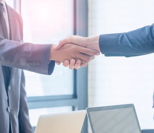 Zwei Menschen schütteln die Hände, ist ein mündlicher Arbeitsvertrag gültig?