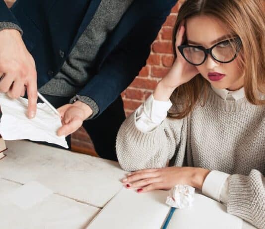 Ein Mann erklärt ungewollt etwas einer Frau, was ist Mansplaining?