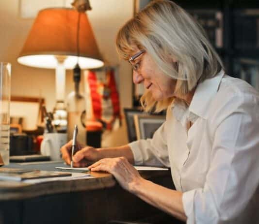 Eine Frau stellt einen Wohngeldantrag