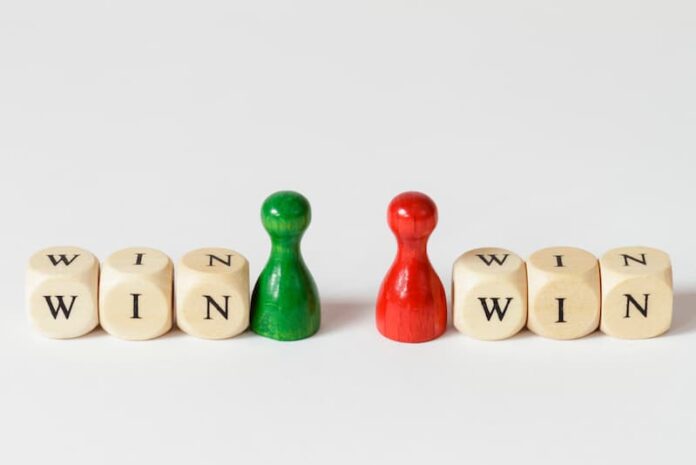 Zwei Figuren mit einem Win-Schriftzug, was sind Win-Win-Situationen?