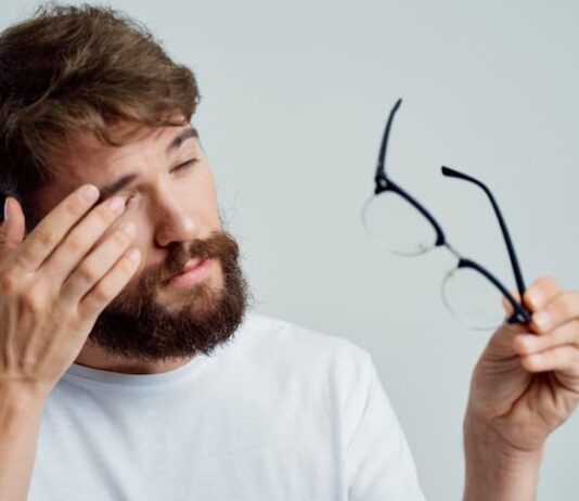 Ein Mann reibt sich die Augen, wie kommt es zu Unkonzentriertheit?