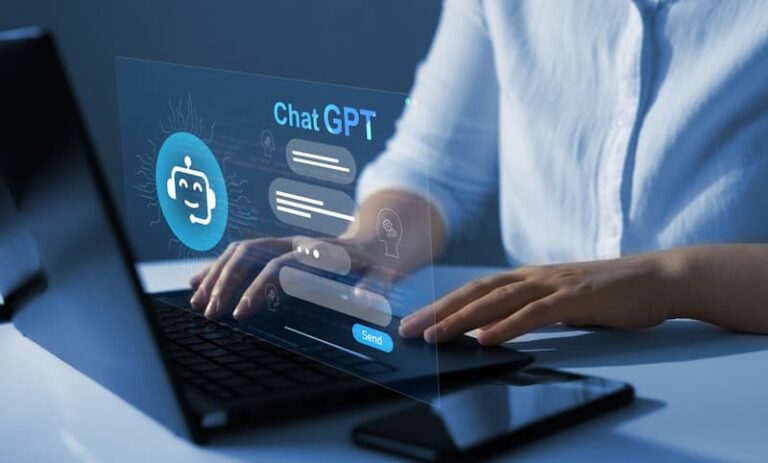 Ein Mann tippt auf dem Laptop, was ist künstliche Intelligenz?