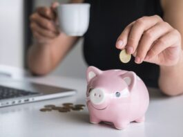 Ein Sparschwein wird befüllt, was sind gute Tipps zum Geld sparen?