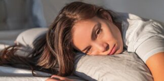 Eine Frau liegt auf einem Kissen, was ist das Chronische Erschöpfungssyndrom?