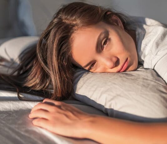 Eine Frau liegt auf einem Kissen, was ist das Chronische Erschöpfungssyndrom?