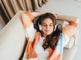 Eine Frau liegt entspannt auf dem Sofa, sie hat einen stressfreien Tag