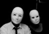 Zwei Menschen tragen Masken, wie erkennt man einen Psychopathen?