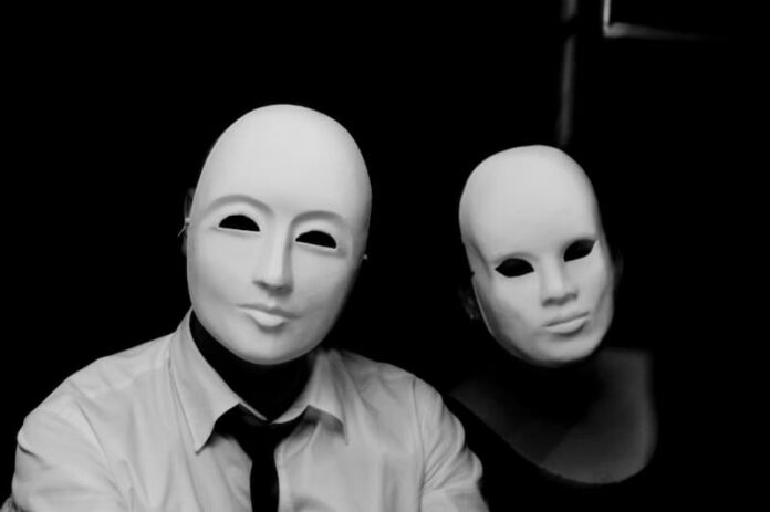 Zwei Menschen tragen Masken, wie erkennt man einen Psychopathen?