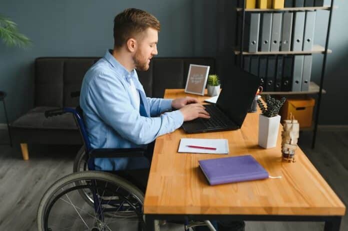 Ein Mann im Rollstuhl, was ist die Erwerbsminderungsrente?
