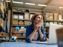 Eine Frau bei der Arbeit in der Lagerhalle, was ist Seriosität im Job?