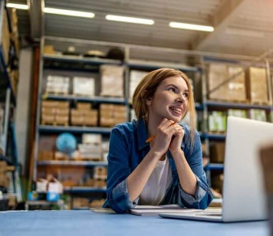 Eine Frau bei der Arbeit in der Lagerhalle, was ist Seriosität im Job?