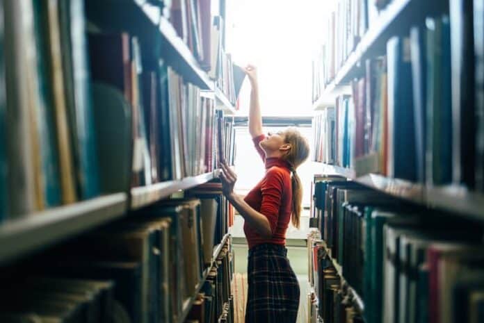 Eine Frau in einer Bibliothek, was ist eine gute Literaturrecherche?