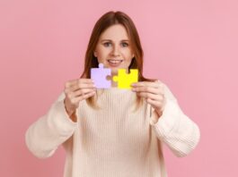 Eine Frau mit zwei Puzzleteilen, welche Bedeutung hat die Problemlösung im Job?