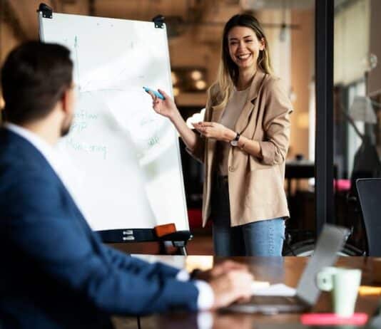 Eine Frau stellt eine Idee vor, wie kann man Eigeninitiative zeigen?
