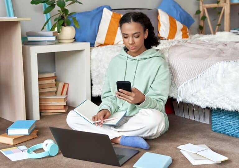 Ein Mädchen sitzt vor dem Laptop, was gehört in den Lebenslauf für Schüler?