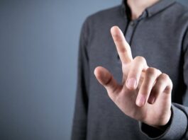 Ein Mann zeigt einen Zeigefinger, was ist Fingerspitzengefühl?