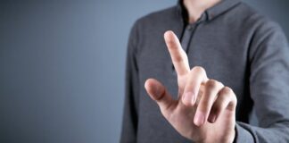 Ein Mann zeigt einen Zeigefinger, was ist Fingerspitzengefühl?