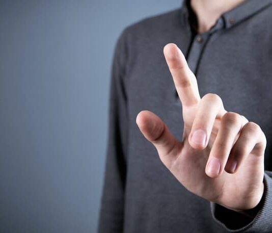 Ein Mann zeigt einen Zeigefinger, was ist Fingerspitzengefühl?