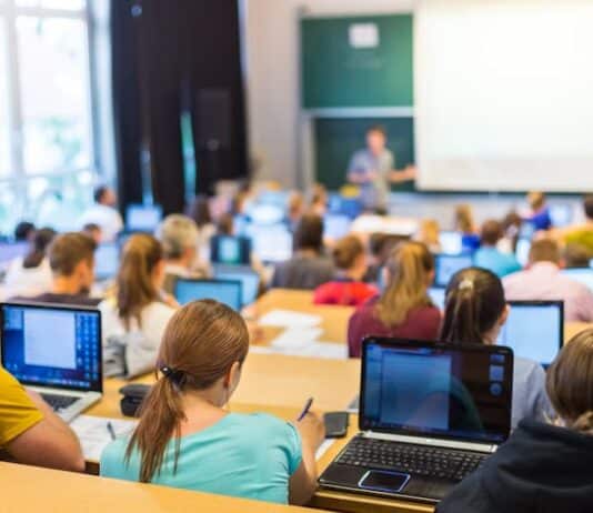 Ein voller Hörsaal, wann ist die Bewerbungsfrist für das Sommersemester 2024?