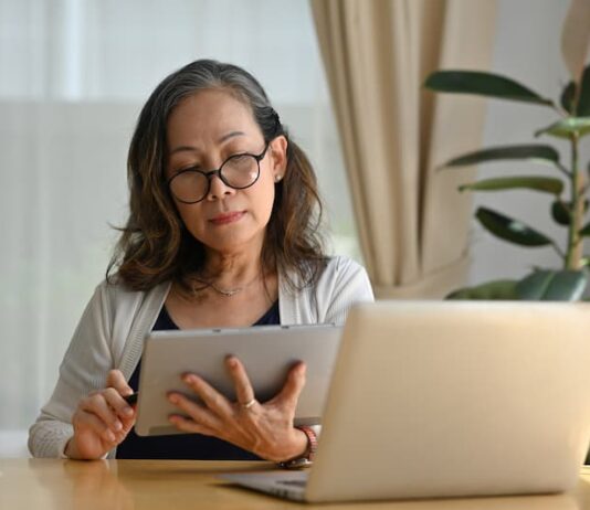 Eine ältere Frau am Laptop, was ist ein Silver Worker?