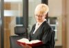 Eine Anwältin blättert im Buch, was steht im Arbeitsschutzgesetz?